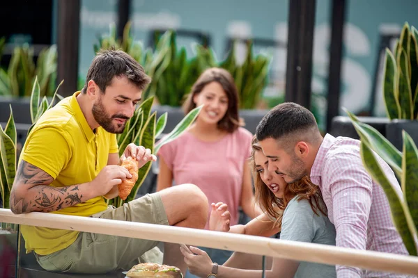 Grupo Jóvenes Amigos Tomando Selfie Restaurante Mientras Comen Sándwiches Concepto —  Fotos de Stock