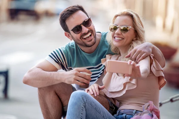 Beautiful Young Couple Taking Selfie Smart Phone City — Stock Photo, Image