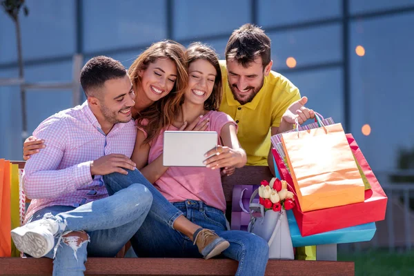 Grupp Vänner Staden Efter Att Handlat Med Shoppingväskor Medan Tar — Stockfoto