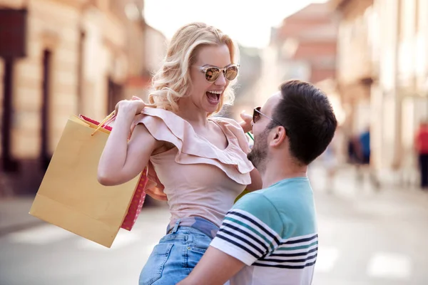 Alışveriş Yaptıktan Sonra Alışveriş Torbalarıyla Mutlu Bir Çiftin Portresi — Stok fotoğraf