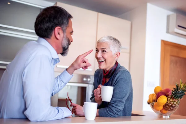 Gelukkig Senior Paar Drinken Koffie Keuken Thuis — Stockfoto
