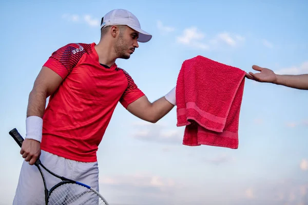 Spor Hizmet Etmeye Hazırım Genç Adam Tenis Oynuyor — Stok fotoğraf