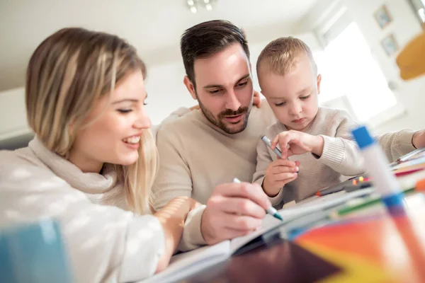 Anne Baba Evde Çocuklarıyla Birlikte Resim Çiziyorlar — Stok fotoğraf