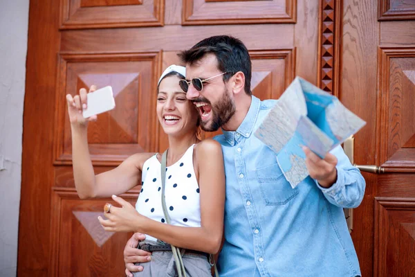 Happy Couple Taking Selfie Looking Destination Map — Stock Photo, Image