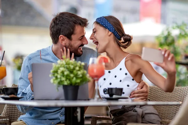 Beau Jeune Couple Prendre Selfie Dans Café Concept Amour Personnes — Photo