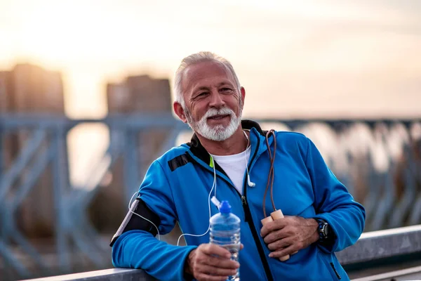 Senior Man Rust Het Sporten Buiten Drink Water Fitness Sport — Stockfoto