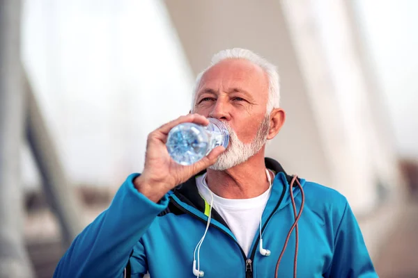 Старший Мужчина Питьевой Воды Отдыха После Упражнений Открытом Воздухе — стоковое фото