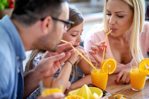 Mother Father Daughter Making Fresh Orange Juice Home Family Happiness — Stock Photo, Image