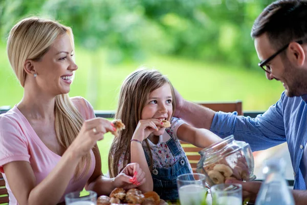 Eine Dreiköpfige Familie Frühstückt Auf Ihrer Terrasse Familie Liebe Und — Stockfoto
