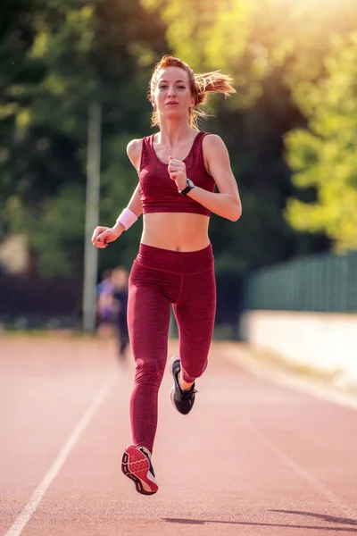 Hermosa Mujer Que Corre Fuera Por Mañana — Foto de Stock