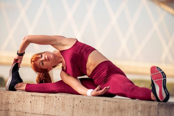 Fitness Kadını Şehirde Koşmadan Önce Bacaklarını Esnetiyor Zindelik Sağlıklı Yaşam — Stok fotoğraf