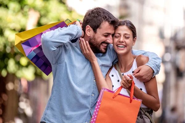 Porträtt Lyckliga Par Med Shoppingväskor Efter Shopping Staden — Stockfoto