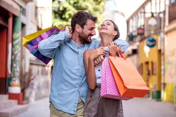 城市购物后带购物袋的快乐夫妻的画像 — 图库照片