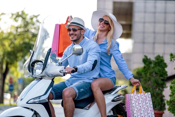 Junges Paar Mit Einkaufstaschen Auf Dem Roller Urlaub Tourismus Menschen — Stockfoto