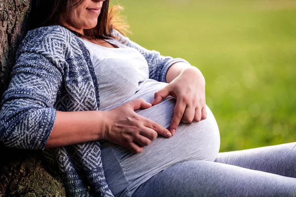 Беременная Женщина Показывает Форму Сердца Животе — стоковое фото