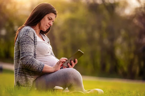 Pregnant Woman Sitting Park Relaxing Nature — Stock Photo, Image