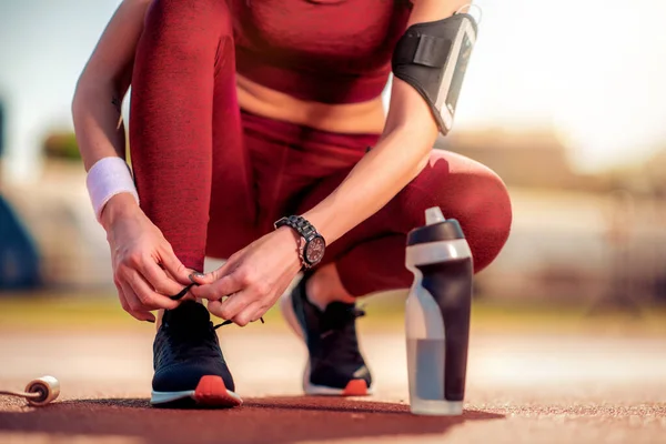 Primer Plano Mujer Atlética Caucásica Atando Cordones Cancha Antes Entrenar — Foto de Stock