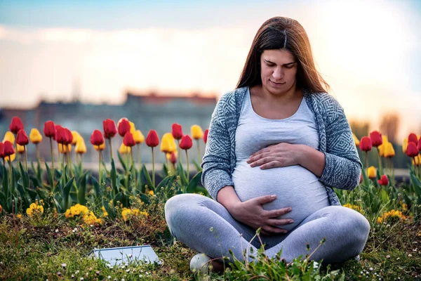 Mujer Embarazada Parque Verano Feliz Concepto Embarazo —  Fotos de Stock