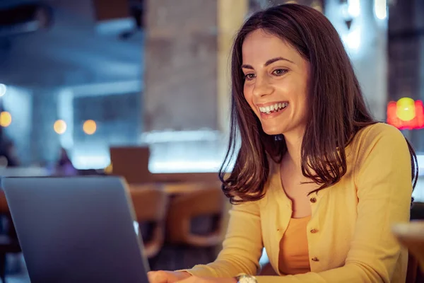 Retrato Una Joven Atractiva Usando Laptop Cafetería Mujer Trabajando Portátil — Foto de Stock