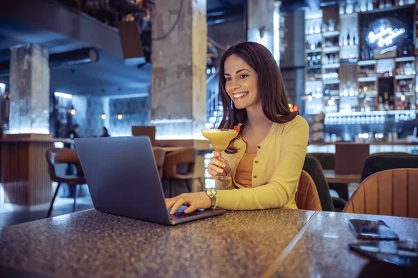 카페에서 노트북을 사용하는 매력적 여성의 커피숍에서 노트북으로 일하는 — 스톡 사진