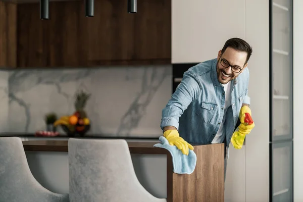 Bonito Homem Limpeza Cozinha Casa Limpeza Limpeza Conceito — Fotografia de Stock