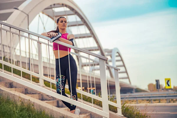 สาวสวยในช าหล งออกก งกายบนสะพานเม — ภาพถ่ายสต็อก