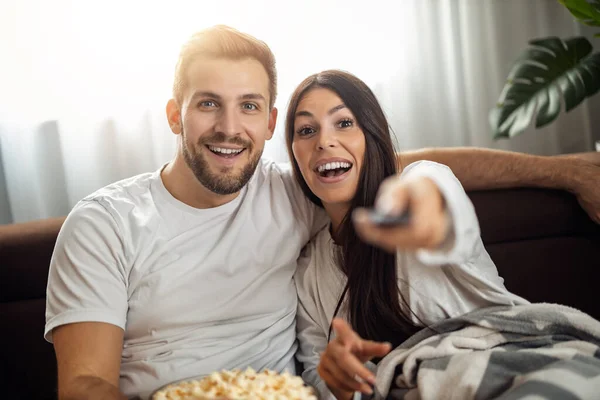 若いカップルは家でテレビを見て 一緒に楽しむ — ストック写真