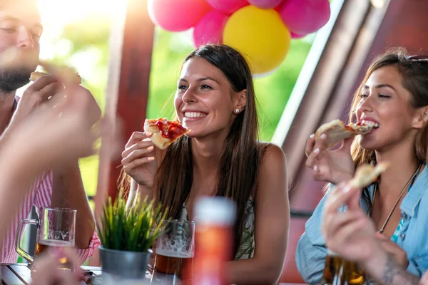 Arkadaşlar Partide Lezzetli Pizza Biralarla Eğleniyorlar — Stok fotoğraf