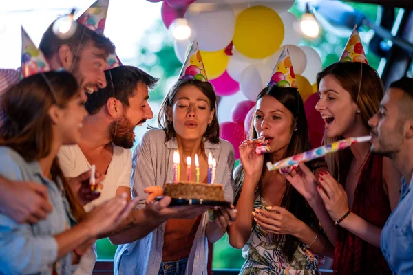 Egy Baráti Társaság Együtt Ünnepli Születésnapját Szabadban Ünneplés Boldogság Fogalma — Stock Fotó