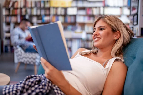 Женщина Студентка Сидящая Библиотеке Читающая Книгу — стоковое фото