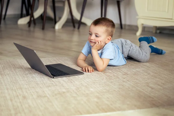 Маленький Мальчик Ноутбуком Смотрит Мультики Дома — стоковое фото