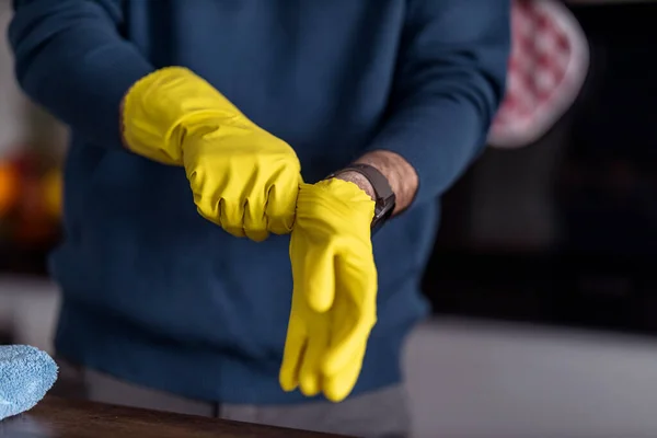 Homem Está Fazendo Algum Trabalho Limpeza Casa Perto — Fotografia de Stock