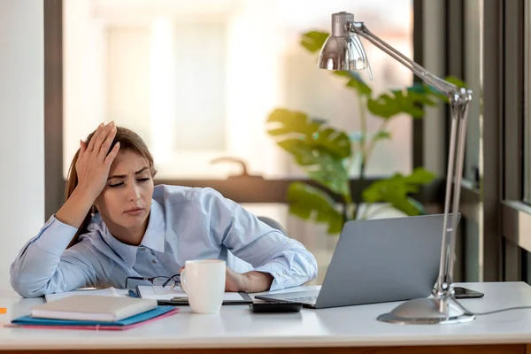 Mujer Joven Frustrada Que Trabaja Oficina Ella Está Teniendo Día — Foto de Stock