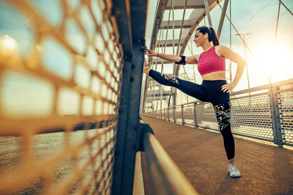 Ung Kvinna Träning Innan Fitness Träning Staden Hon Värmer Upp — Stockfoto