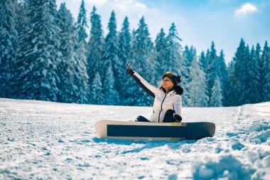 Mutluluk, kış tatili, turizm, seyahat ve insan konsepti. Snowboard 'lu kadın snowboardcu. 