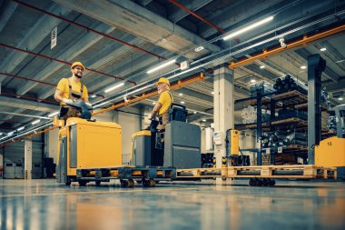 Forklift kullanan depo işçileri. Raflarla dolu karton kutularla dolu perakende teslimat deposu. Ürün çizimi ve teslimat lojistiği..