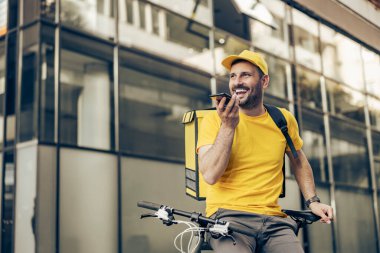 Kurye termal sırt çantasıyla yiyecek getiriyor. Restoran yemek teslimatı konseptini kaldır..