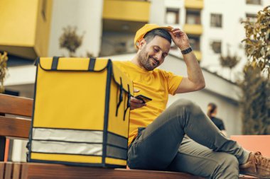 Kurye termal sırt çantasıyla yiyecek getiriyor. Restoran yemek teslimatı konseptini kaldır..