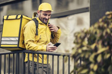 Teslimat servisindeki adamın resmi. Hızlı teslimat hizmeti kavramı.