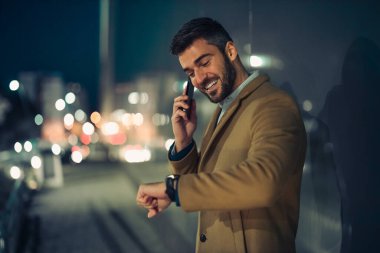 Geceleri gülümseyen iş adamının portresi..