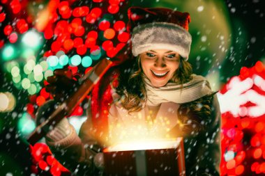 Kadın hediye kutusunu açıyor. İnsanlar, Noel, mutluluk ve tatil konsepti..