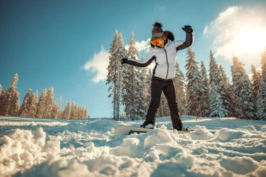 Mutluluk, kış tatili, turizm, seyahat ve insan konsepti. Snowboard yapan kadın..