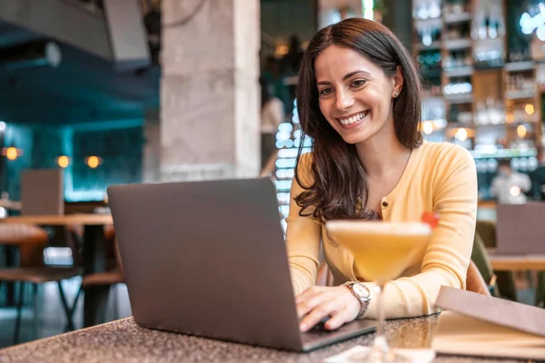 Imagen Mujer Feliz Usando Ordenador Portátil Mientras Está Sentado Cafetería — Foto de Stock