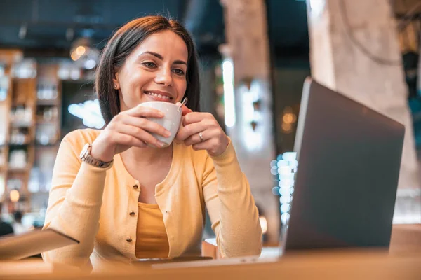 Retrato Una Joven Atractiva Usando Portátil Café Mujer Trabajando Ordenador — Foto de Stock