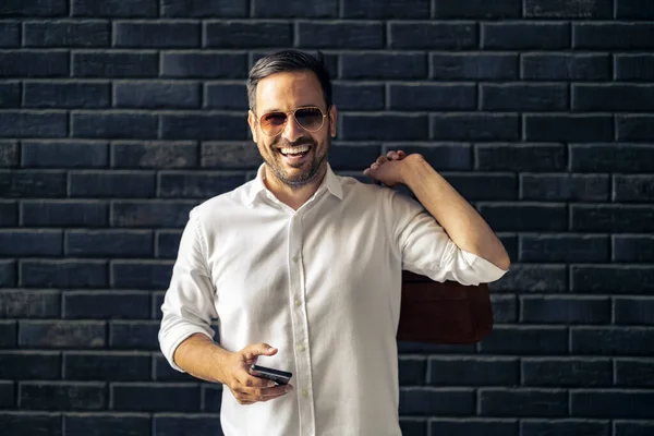 Przystojny Biznesmen Korzystający Smartfona Mieście Portret Młodego Przedsiębiorcy Świeżym Powietrzu — Zdjęcie stockowe
