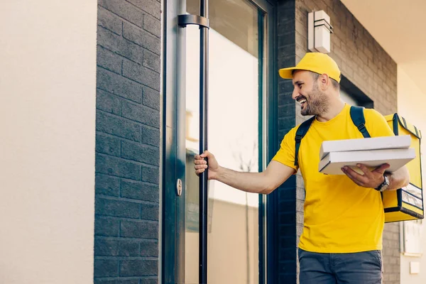 Teslimat Servisinden Sarı Tişörtlü Bir Adamın Elinde Iki Pizza Kutusu — Stok fotoğraf