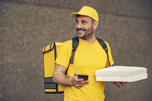 Teslimat Servisinden Sarı Tişörtlü Bir Adamın Elinde Iki Pizza Kutusu — Stok fotoğraf