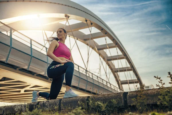 Jonge Vrouw Doet Oefening Stad Benen Strekken Voor Het Rennen — Stockfoto