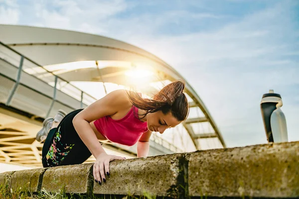 Молодая Женщина Делает Упражнения Открытом Воздухе Городе Концепция Здорового Образа — стоковое фото