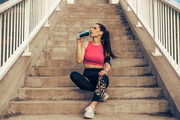 Привлекательная Фитнес Девушка Спортивной Одежде Питьевая Вода После Тренировки Лестнице — стоковое фото